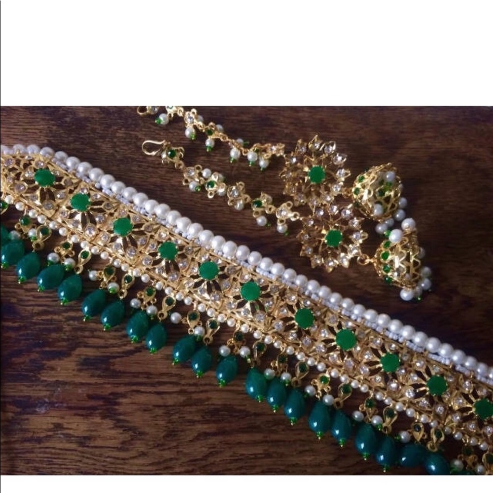 Emerald green choker set
